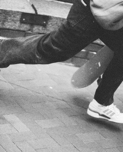 Kleidung und Schuhe für Skateboarden 